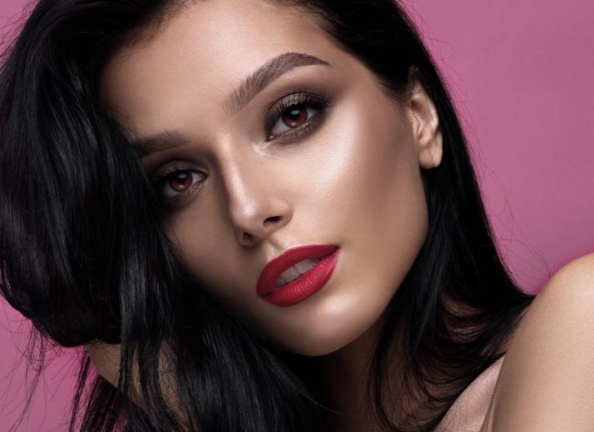 Kaşlardaki ombre makyajı neye benziyor?